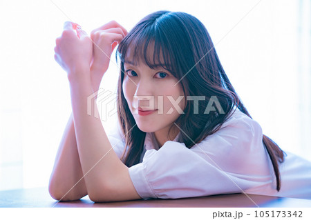 清楚でフェミニンな雰囲気の女性 清楚でフェミニンな雰囲気の女性 105173342