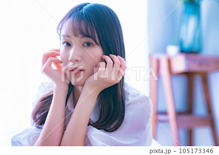 清楚でフェミニンな雰囲気の女性 105173346