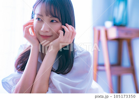 清楚でフェミニンな雰囲気の女性 105173350
