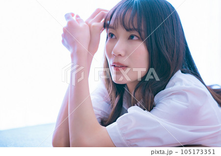 清楚でフェミニンな雰囲気の女性 105173351