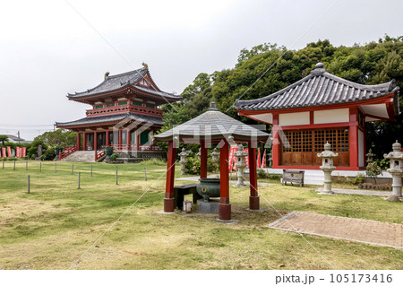 万燈会で知られる朱色の慈母観音水雲山潮音寺本堂と不動堂 万燈会で知られる朱色の慈母観音水雲山潮音寺本堂と不動堂 105173416