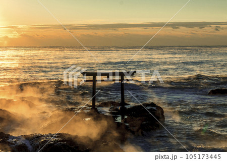 燃える神磯の鳥居の夜明け【茨城県大洗海岸】 燃える神磯の鳥居の夜明け【茨城県大洗海岸】 105173445