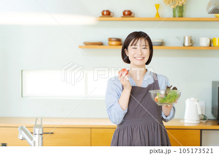 野菜を持つ女性の写真 野菜を持つ女性の写真 105173521