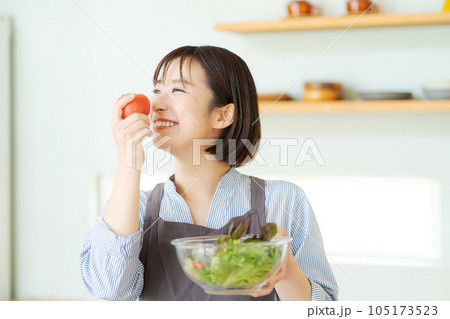 野菜を持つ女性の写真 105173523