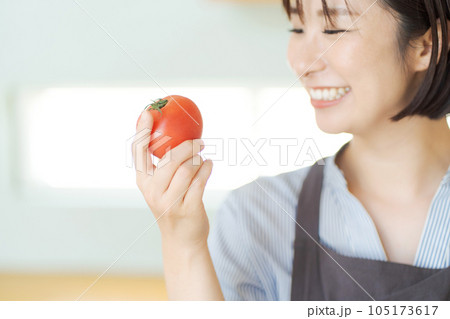 トマトを持つ女性の写真 トマトを持つ女性の写真 105173617