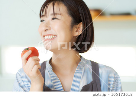 トマトを持つ女性の写真 トマトを持つ女性の写真 105173618