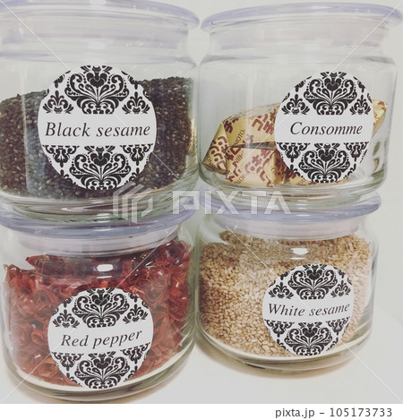 ラベルが貼られた調味料の収納 105173733