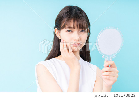 鏡を見て悩む若い女性 105173925