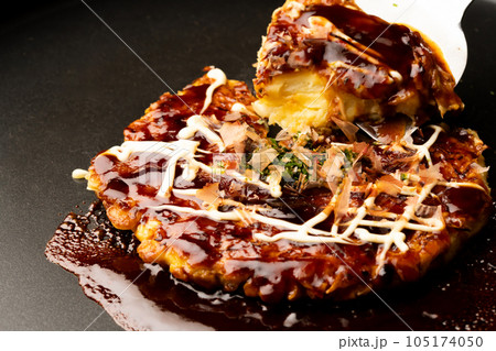 お好み焼き、ヘラ、持ち上げ 105174050