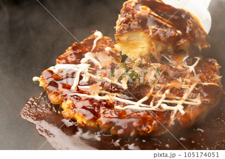 お好み焼き、ヘラ、持ち上げ 105174051