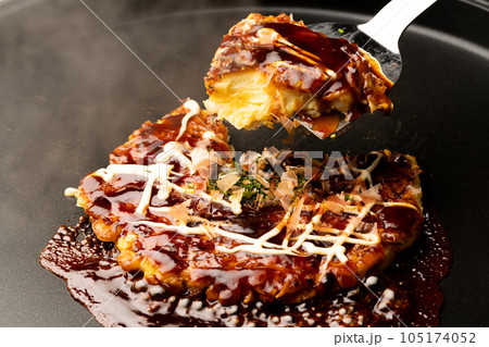 お好み焼き、ヘラ、持ち上げ お好み焼き、ヘラ、持ち上げ 105174052