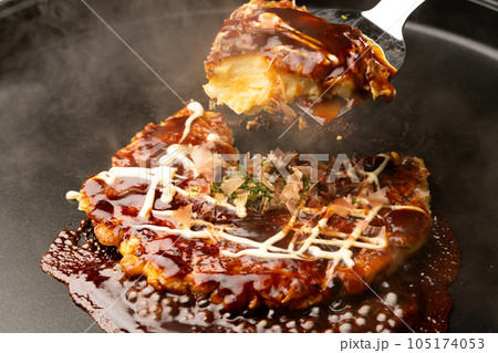 お好み焼き、ヘラ、持ち上げ 105174053