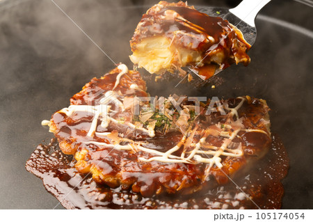 お好み焼き、ヘラ、持ち上げ 105174054