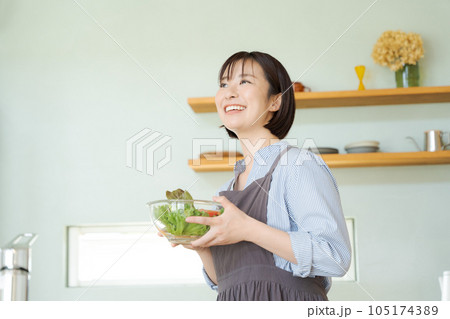 サラダを持つ女性の写真 サラダを持つ女性の写真 105174389