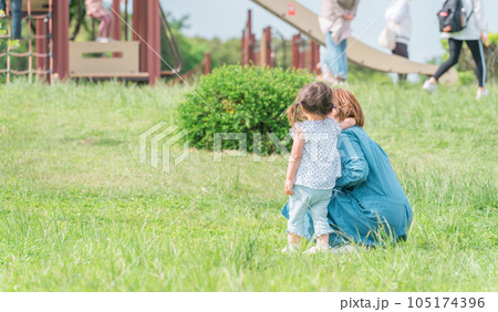 公園で遊ぶママと子供の後ろ姿 公園で遊ぶママと子供の後ろ姿 105174396