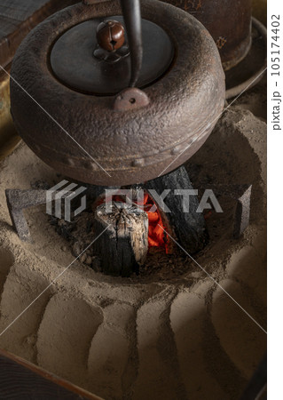 火鉢 105174402