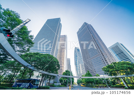 「東京都」青空と高層ビルを見上げる新宿の風景 「東京都」青空と高層ビルを見上げる新宿の風景 105174656