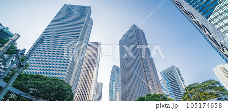 「東京都」青空と高層ビルを見上げる新宿の風景 「東京都」青空と高層ビルを見上げる新宿の風景 105174658
