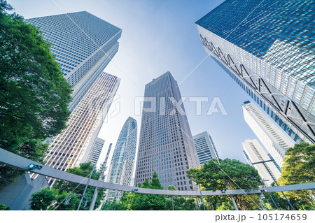 「東京都」青空と高層ビルを見上げる新宿の風景 105174659