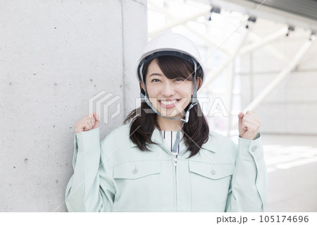 建築業、ビル設備、メンテナンスイメージ ガッツポーズをする作業員女性 建築業、ビル設備、メンテナンスイメージ ガッツポーズをする作業員女性 105174696