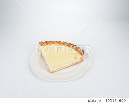 白い皿の上に乗ったチーズタルト 105174699