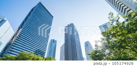 「東京都」青空と高層ビルを見上げる新宿の風景 「東京都」青空と高層ビルを見上げる新宿の風景 105174926