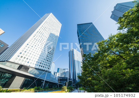 「東京都」青空と高層ビルを見上げる新宿の風景 「東京都」青空と高層ビルを見上げる新宿の風景 105174932