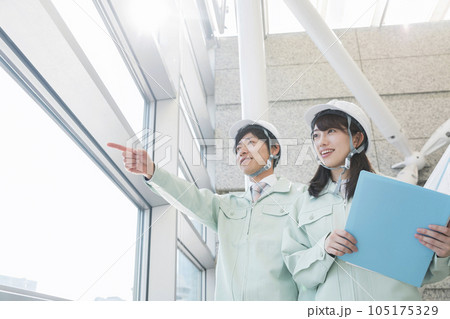 現場で指示をする作業員　ビル設備、メンテナンスイメージ 105175329