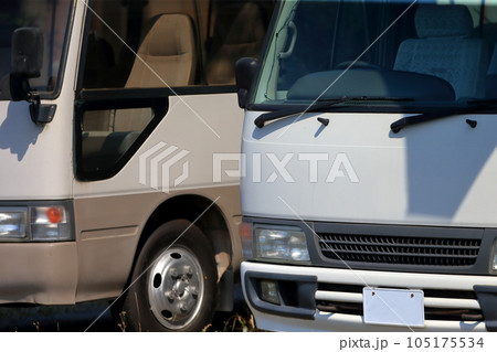 駐車中のマイクロバス 駐車中のマイクロバス 105175534