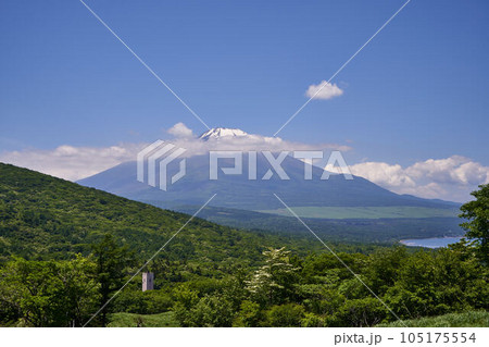 山梨県　山梨県道730号からの富士山 105175554