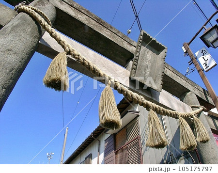 尾島町標(おじままちしるべ)「雷電神社・雷電宮(2010.11)」 国道354から鳥居を仰ぎ見る 尾島町標(おじままちしるべ)「雷電神社・雷電宮(2010.11)」 国道354から鳥居を仰ぎ見る 105175797
