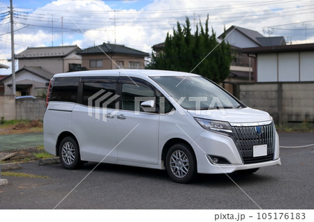 白いミニバン 105176183
