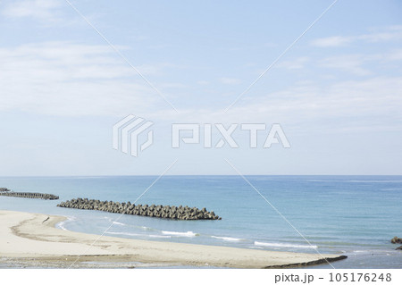 徳光PAから見る日本海、青空 105176248