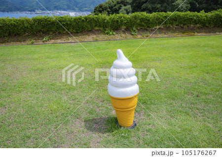 芝生の上のソフトクリーム 芝生の上のソフトクリーム 105176267