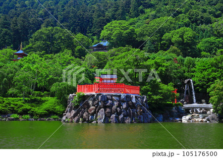 【大阪府】晴天の勝尾寺の弁天堂 105176500