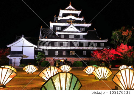 【岡山県】岡山城と扇のライトアップ（令和の大改修後） 105176535