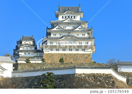 【兵庫県】三の丸から望む晴天下の姫路城 105176549