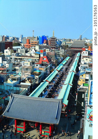 【東京都】晴天の浅草寺の仲見世（雷門と五重塔と宝蔵門） 105176563