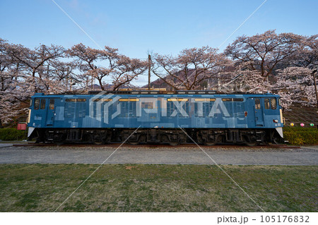 山梨県　勝沼ぶどう郷駅の桜と電気機関車 105176832