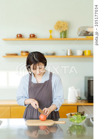 野菜を切る女性の写真 105177034