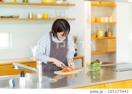 野菜を切る女性の写真 105177042