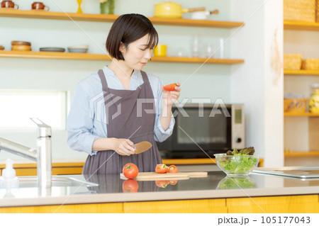 野菜を切る女性の写真 105177043