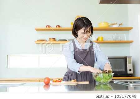 野菜を切る女性の写真 105177049