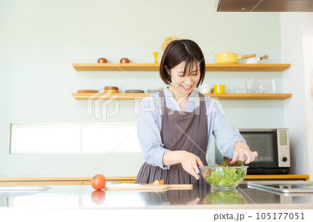 野菜を切る女性の写真 105177051