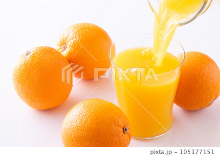 オレンジジュースを注ぐ 105177151