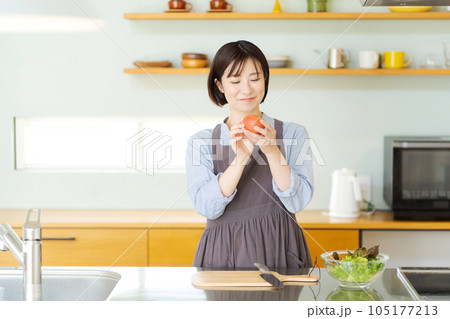 野菜を持つ女性の写真 105177213