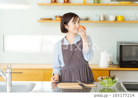 野菜を持つ女性の写真 105177214