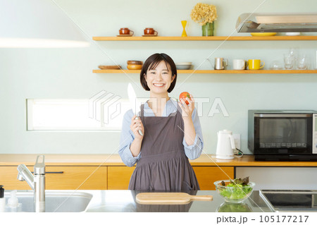 野菜を持つ女性の写真 105177217