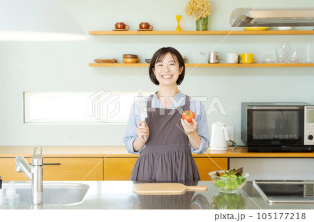 野菜を持つ女性の写真 野菜を持つ女性の写真 105177218