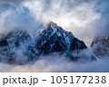 雲の合間から現れた北アルプス 105177238